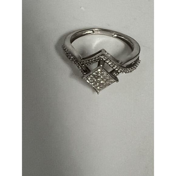 Gorgeous 10k White Gold Diamonds Ring 0.25 CT , Size 6 - Picture 14 of 16
